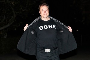 일론 머스크 DOGE, 미 정부 &apos;그록&apos; 도입 확대… 윤리법 위반 논란